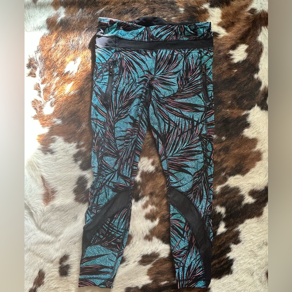 Lululemon Palm Leaf crop Leggings  Size 6